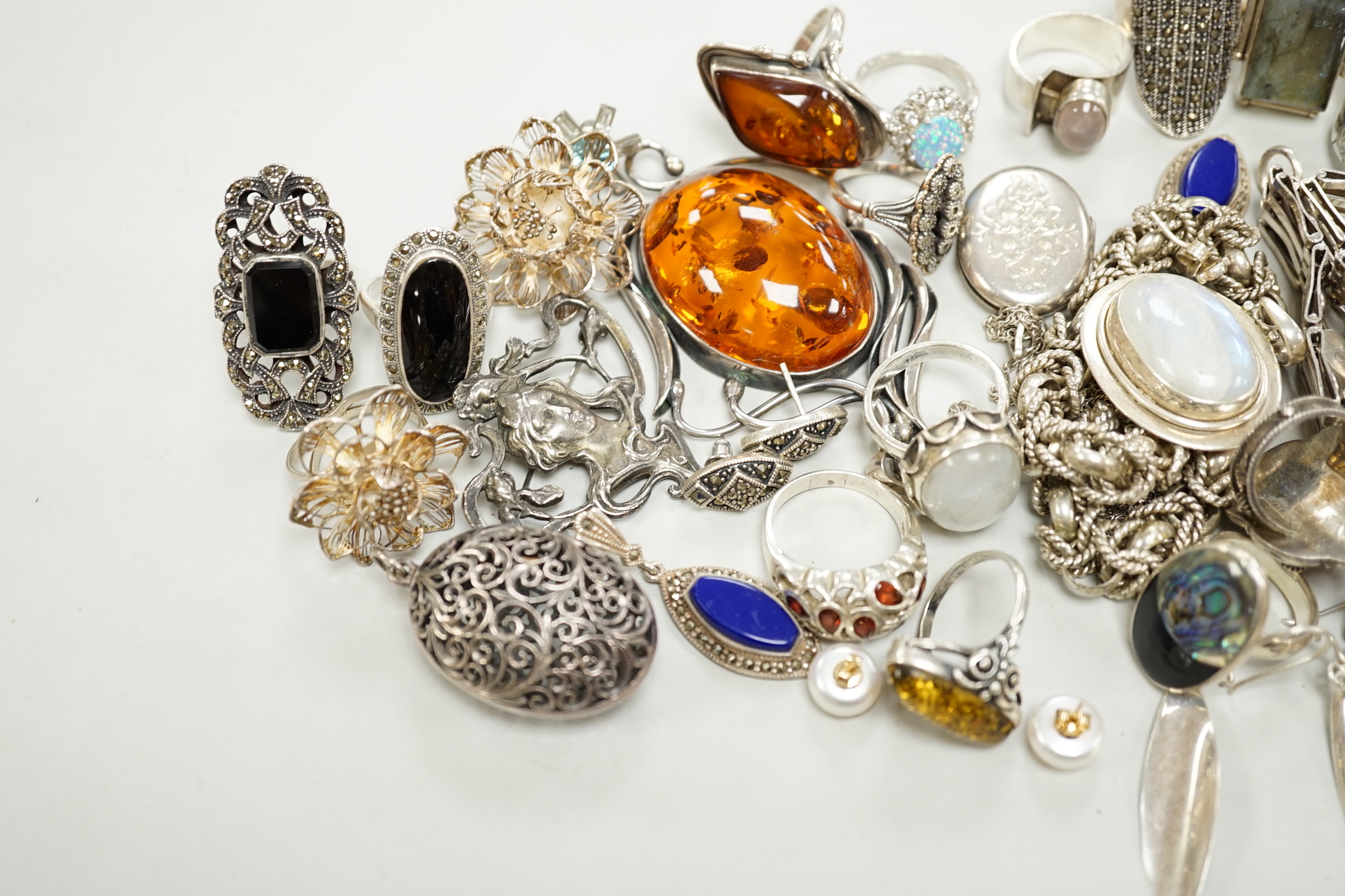 A quantity of 925 and white metal jewellery including amber set brooch, Art Nouveau style brooch and assorted dress rings.